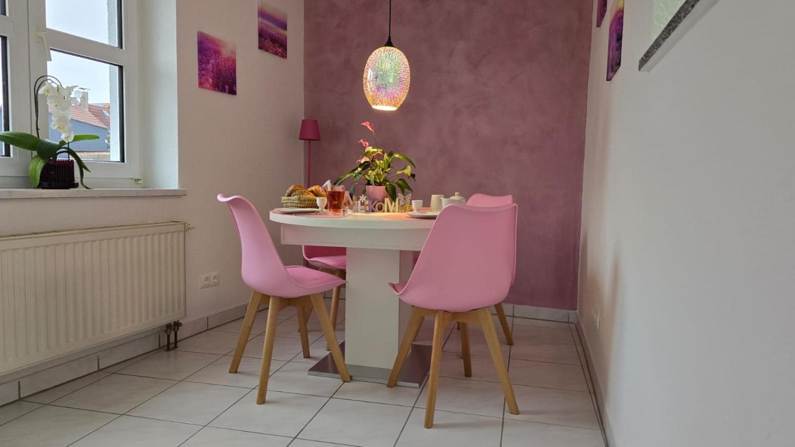 Happy Homes Pink - Up To 5 - Kueche - W-Lan - Netflix - Honig - Badewanne Nidda 外观 照片